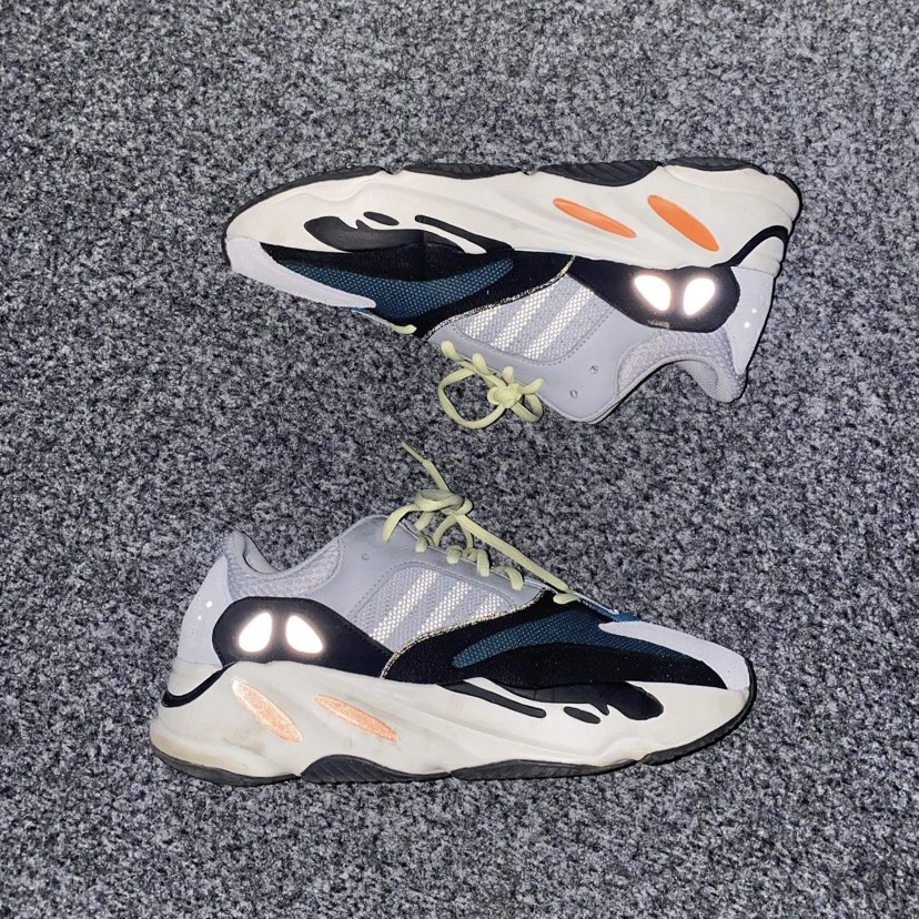 Yeezy shoes of the model Yeezy boost 700 v1 wave runner shoes