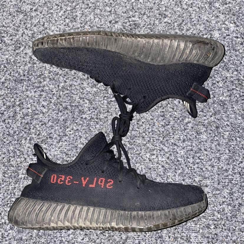 Yezzy shoes of the model Yeezy boost 350 v2 black red shoes