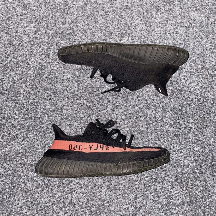 Yeezy shoes of the model Yeezy boost 350 v2 beluga shoes